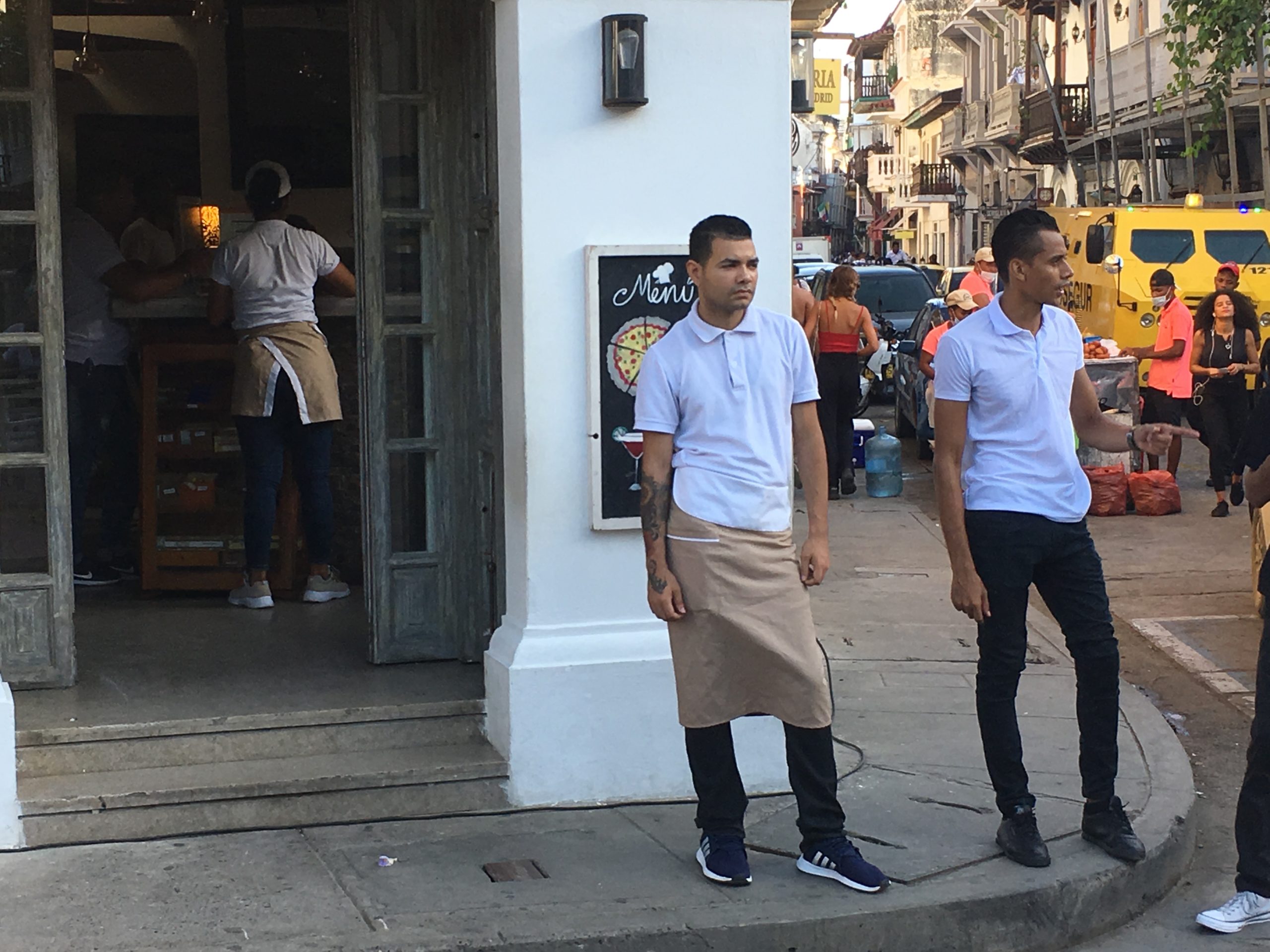 Kellner vor einem Restaurant in Cartagena